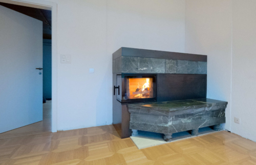 Specksteinofen, Speicherofen mit Bündner Speckstein, Absorber-Wärmetauscher und Eck-Sichtfeuertüre, Stäfa