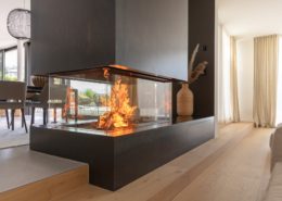 Spezialangefertigte Feuerstelle, mit vier seitiger Feuersicht, Rahmenlose Ausführung.wellflamm_Cheminée_Switzerland_Fireplace