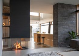 Spezialangefertigte Feuerstelle, mit vier seitiger Feuersicht, Rahmenlose Ausführung.wellflamm_Cheminée_Switzerland_Fireplace