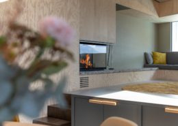 Spezialangefertigte Feuerstelle,mit Verkleidung aus Holz, Ausführung.wellflamm_Cheminée_Switzerland_Fireplace