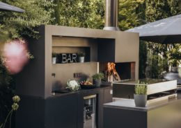 Outdoor Küche von wellflamm, aus der Schweiz. FREILUFTKÜCHE aus Aluminium und Naturstein, wellflamm Feuer Manufaktur, Rapperswil
