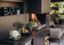 Outdoor Küche von wellflamm, aus der Schweiz. FREILUFTKÜCHE aus Aluminium und Naturstein, wellflamm Feuer Manufaktur, Rapperswil