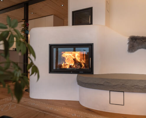 Speicherofen mit natürlicher, wohliger Wärmeabgabe und entspannter Feuersicht. gebaut mit Liebe von wellflamm Feuer Manufaktur, Rapperswil, Schweiz