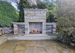 Outdoor Gas Feuerstelle, in Privatpark, Altstadt, Zürich. Bruchsteinmauer aus Bollinger Sandstein, wie auch Gastechnik von wellflamm