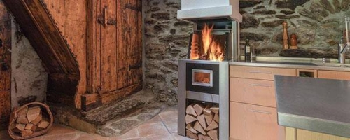Holzkochherd mit offenem Feuer