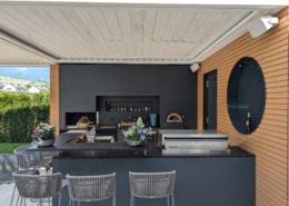 Outdoorküche mit Gasgrill, Pizzaofen und offenem Feuer. wellflamm am Lauerzersee.