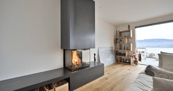 Moderne open haard in lichte ruimte