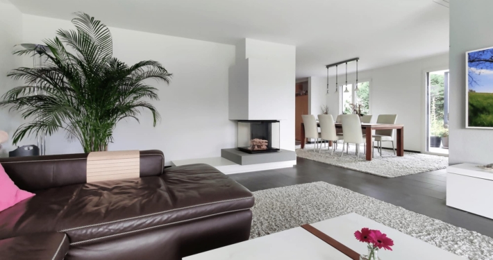 Moderne woonkamer met open haard