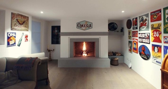 Gezellige woonkamer met open haard.